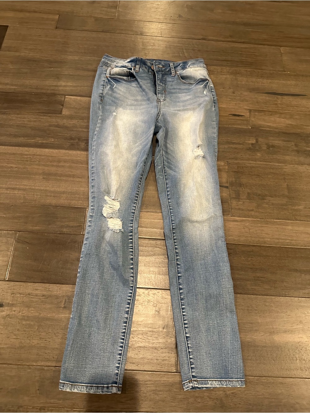 Women's Light Wash Skinny Jeans with Distressed Detail
